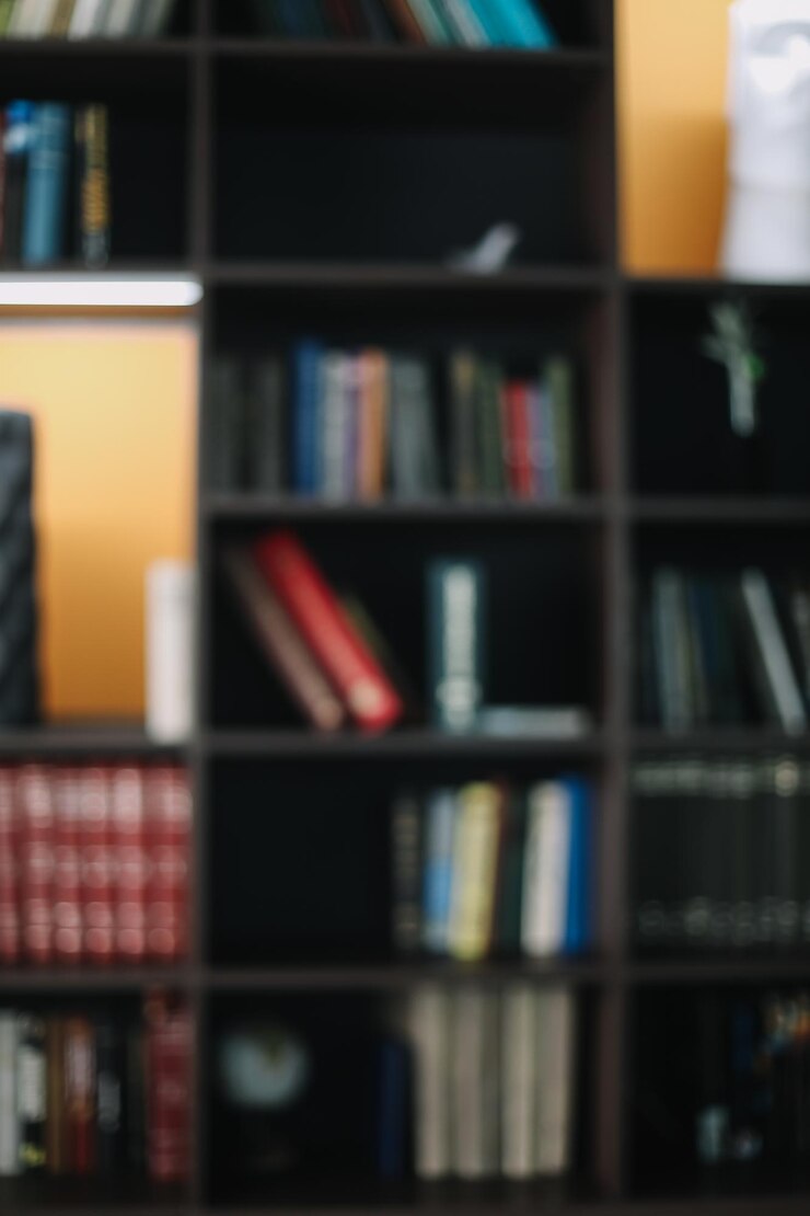 Książki na półce w pokoju bibliotecznym Streszczenie niewyraźne skupione tło biblioteki z wieloma regałami