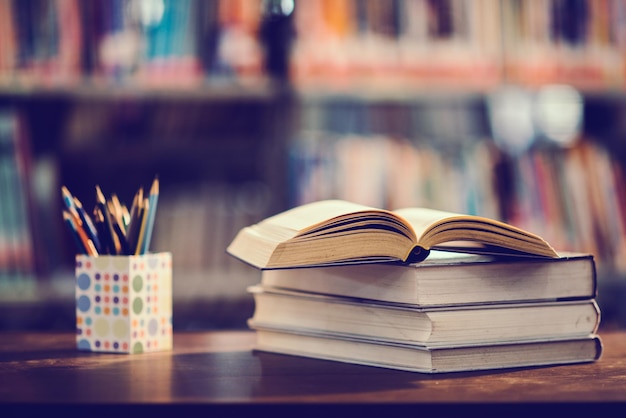 Książki na stole na półce w bibliotece