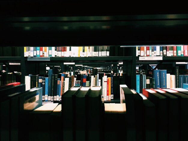 Zdjęcie książki w bibliotece