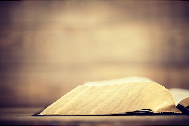 Księga Pisma Świętego na drewnianym tle