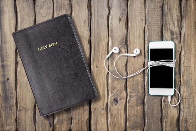 Księga Pisma świętego Ze Smartfonem Na Drewnianym Tle