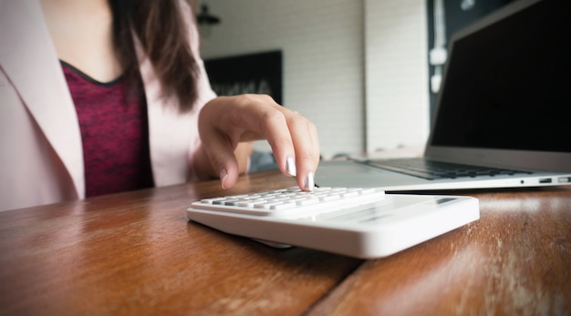 Księgowy Kobiety pracujące korzystają z kalkulatora przy użyciu koncepcji finansowej informacji o dokumencie Arkusz kalkulacyjny