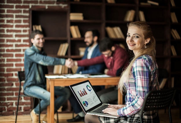 Księgowy pracuje z wykresami finansowymi na laptopie w biurze