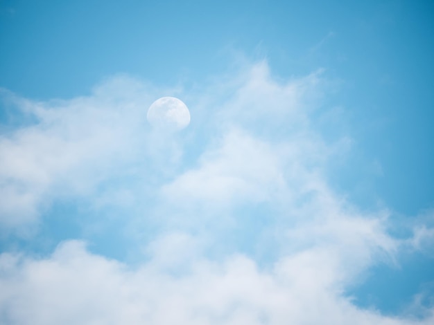 księżyc i zachmurzone błękitne niebo