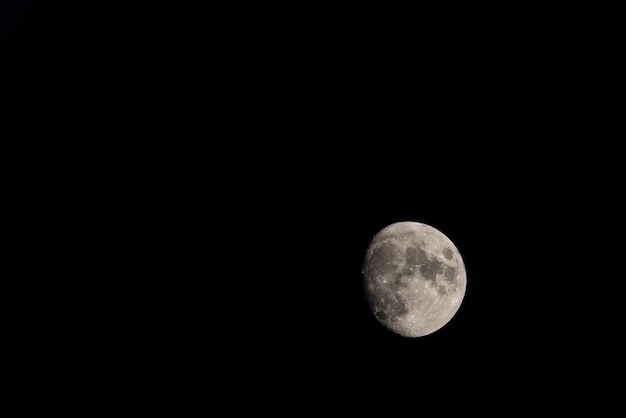 Księżyc na ciemnym nocnym niebie