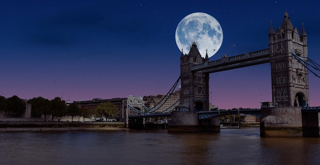 Księżyc nad londyńskim mostem Tower Bridge w Wielkiej Brytanii