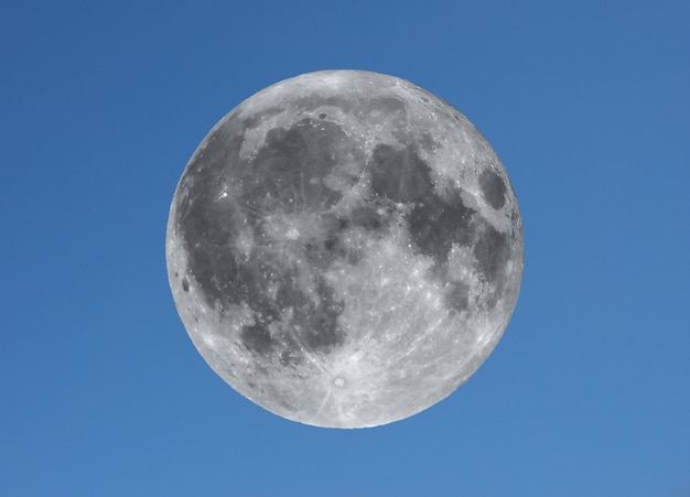 Księżyc w pełni nad błękitnym niebem