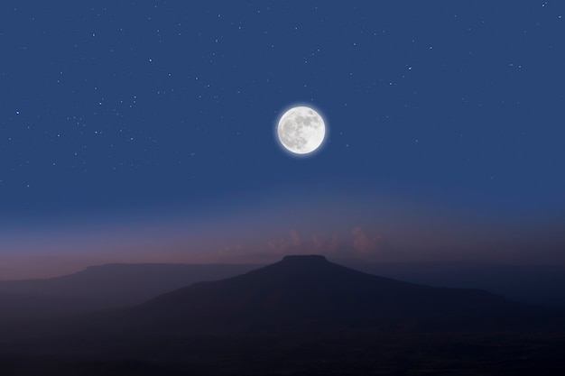 Księżyc w pełni nad górami. Romantyczna noc.