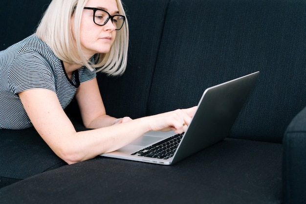 Kształcenie online na odległość, kształcenie i praca. Kobieta Osoba pracująca w biurze pracuje zdalnie z domu.