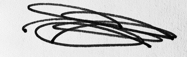Zdjęcie kształt czarnego tuszu na fakturze papieru akwarelowego