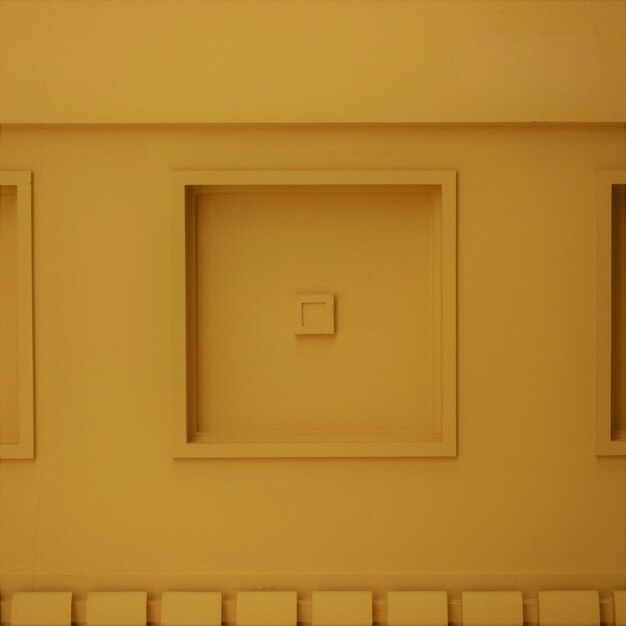 Zdjęcie kształt geometryczny na żółtej ścianie