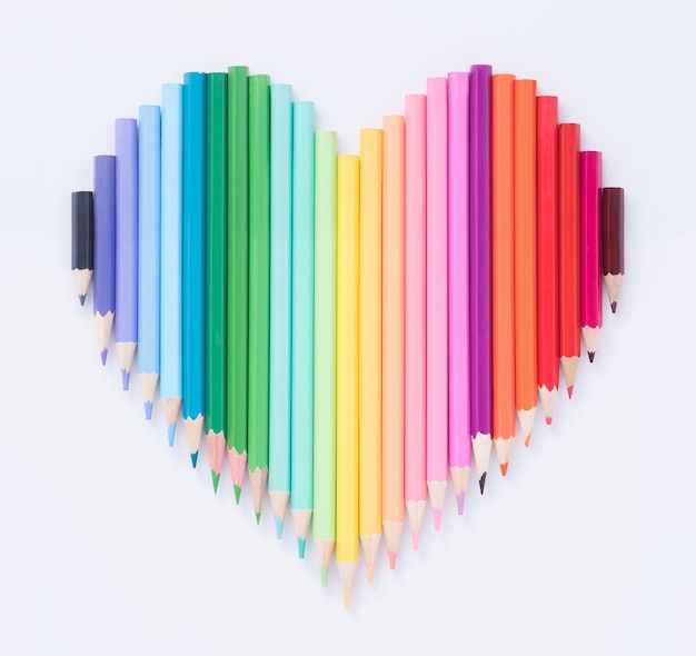 Kształt serca kolorowe drewniane ołówki na białym tle