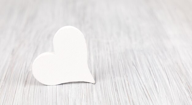Zdjęcie kształt serca na drewnianym stole