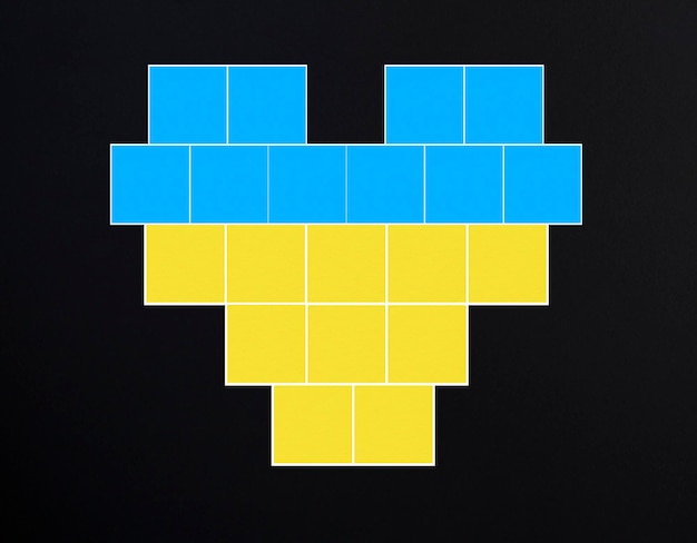 Kształt serca z niebieskiego i żółtego kwadratu na czarnym tle Szablon ramek do kolażu Zbliżenie