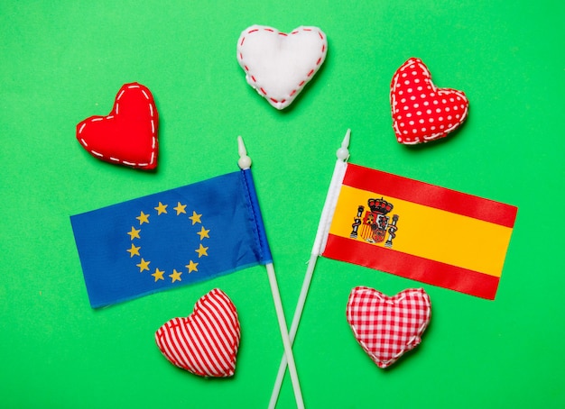 kształty serca i flagi Hiszpanii i Unii Europejskiej