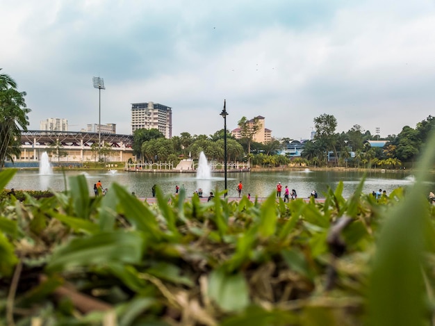 Kuala Lumpur Malezja 18 lutego 2018 Taman Permai Suri Garden w Cheras Kuala Lumpur z ludźmi relaks w parku