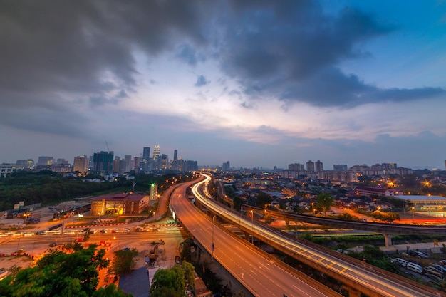 Zdjęcie kuala lumpur malezja nocna panorama miasta