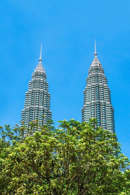 Kuala Lumpur, Malezja - Petronas Twin Towers Na Tle Niebieskiego Nieba