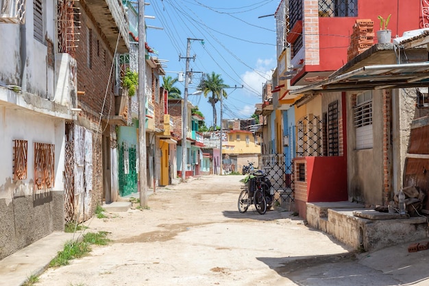 Kubańskie miasto podczas tętniącego życiem słonecznego dnia Trinidad Cuba