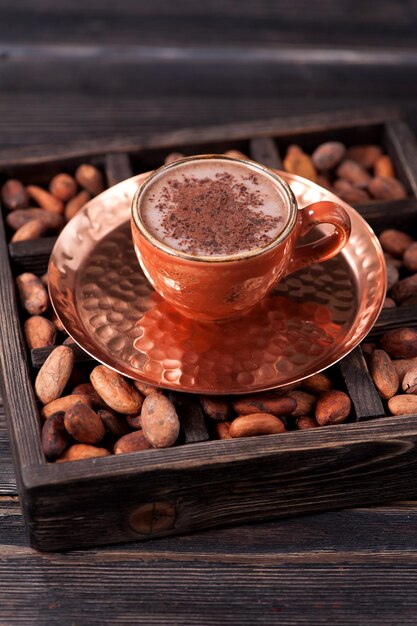 Kubek gorącego kakao i ziaren kakaowych Produkty ekologiczne