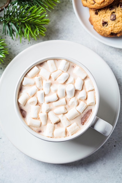 Kubek gorącej czekolady lub kakao z piankowym tłem świątecznym