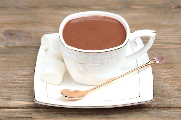 Kubek gorącej czekolady na stole, z bliska