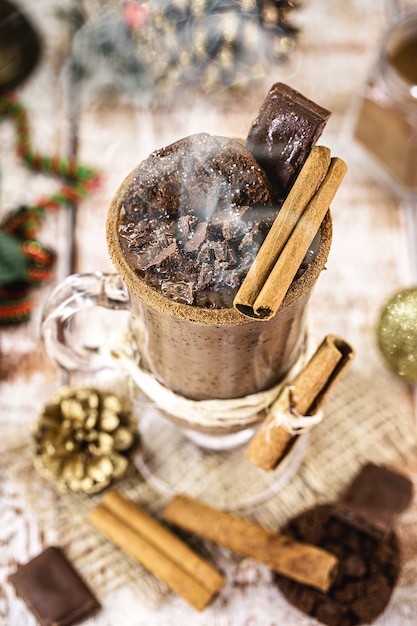 Kubek gorącej czekolady z motywem świątecznym, typowy napój na święta. Skup się na cynamonie