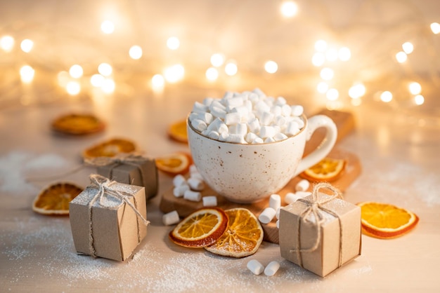 Kubek gorącej czekolady z piankami marshmallow na świątecznym tle