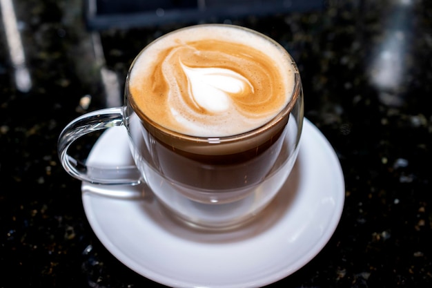 Kubek gorącej kawy latte cappuccino