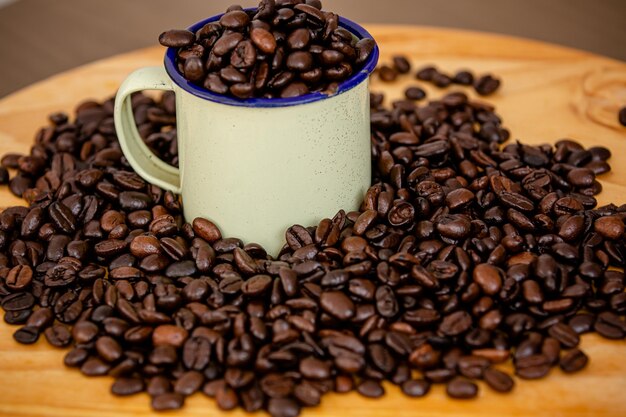 Kubek gorącej kawy prosto z farmy w palonych ziarnach kawy