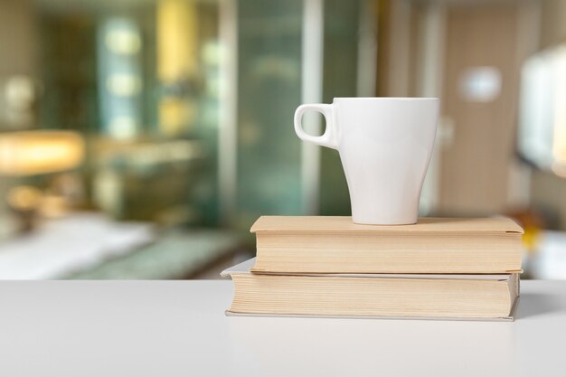 Kubek herbaty lub kawy na stole