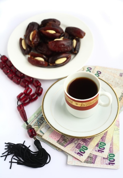 Zdjęcie kubek kawy i stos pieniędzy na stole