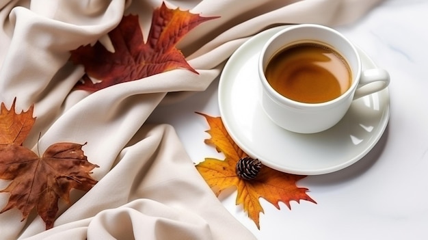kubek kawy z jesiennymi liśćmi i ziarnami kawy na białym tle jesienne martwe życie z jesiennymi liśćmi płaskie widok na górze kopiowania przestrzeni