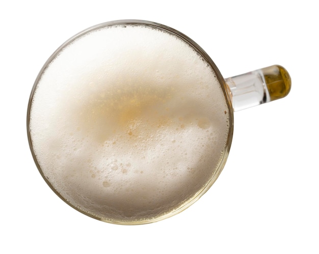 Kubek lekkiego piwa na białym tle