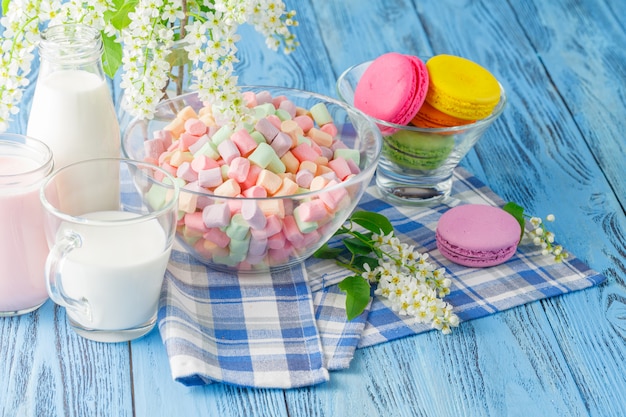 Kubek Mleka. Marshmallows I Słodycze