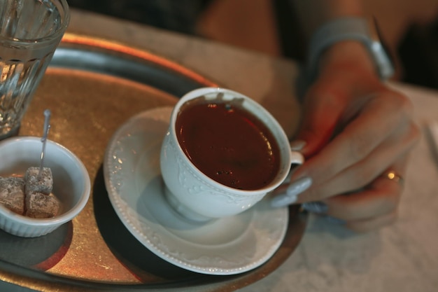 Kubek tureckiej kawy na stole