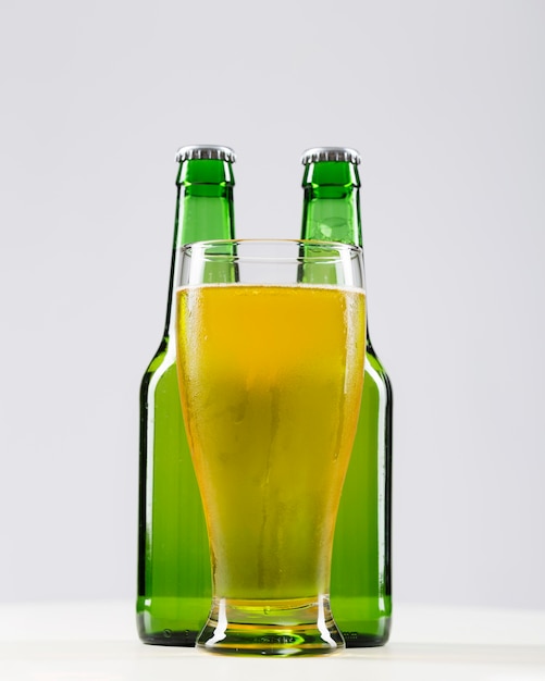Zdjęcie kubek ze świeżym piwem