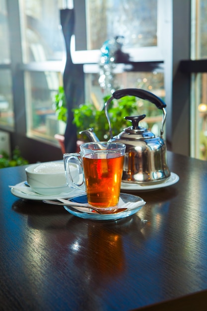Kubek zimnej herbaty na stole w przezroczystym szkle