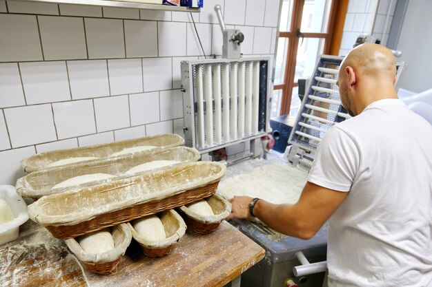 Kucharz Robi Kromki Ciasta I Układa W Rzędzie W Misce, Ciastach, Produktach Mącznych