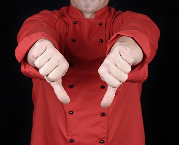 Zdjęcie kucharz w czerwonym mundurze pokazuje gest niechęci rękami