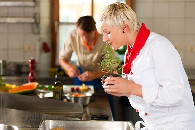 Zdjęcie kucharze w kuchni restauracji lub hotelowej kuchni