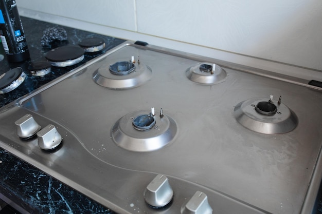 Kuchenka gazowa polerowana po umyciuDoskonale czysta kuchenka gazowa po umyciu środkami nabłyszczającymi Efekt mycia palników