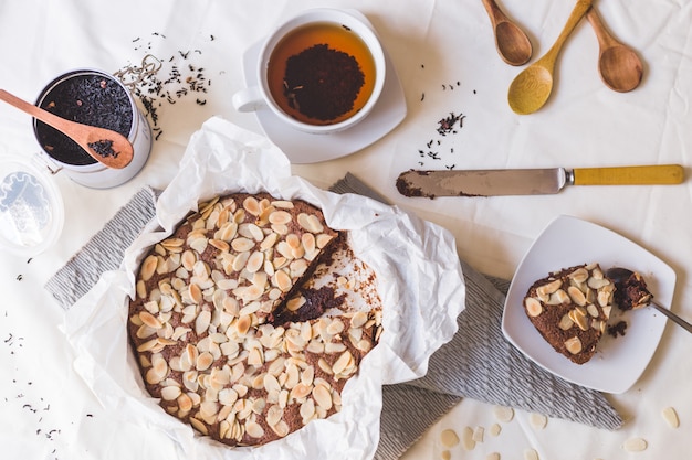 Kuchenka migdałowa, herbata i drewniane łyżki