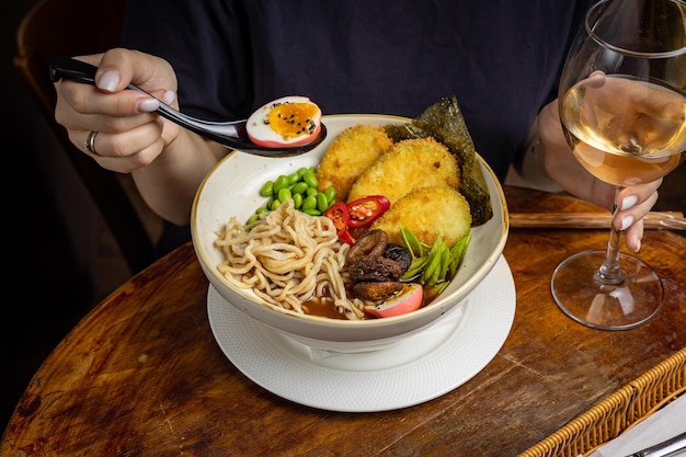 Kuchnia azjatycka. Japońska zupa ramen na stole