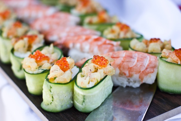 Kuchnia azjatycka. Sushi, bułki i sashimi w restauracji