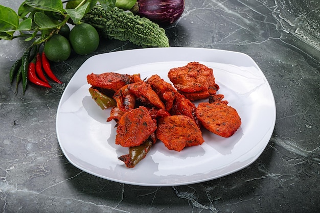 Kuchnia indyjska kurczak czerwony tikka z grilla
