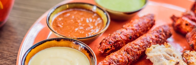 Kuchnia indyjskasłynne indyjskie danie curry z baraniny lub jagnięciny w żeliwnych naczyniach selektywne focus