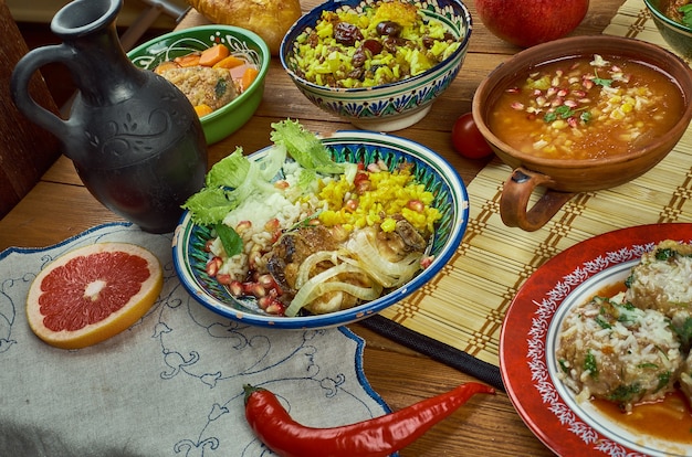 Zdjęcie kuchnia irańska - tradycyjne różnorodne dania perskie, widok z góry.
