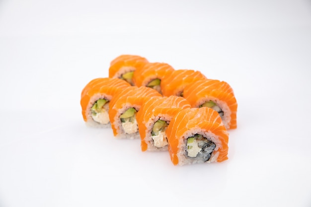 Kuchnia japońska. Sushi roll z łososiem