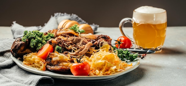 Kuchnia niemiecka Pieczona golonka z piwem izolowana na ciemnym tle Bawarska golonka z grilla Oktoberfest banner menu przepis miejsce na tekst